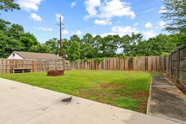Building Photo - 1304 Riverside Dr