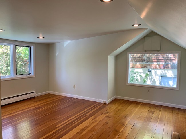 Building Photo - Amazing 2BD/2BA Chautauqua Home!