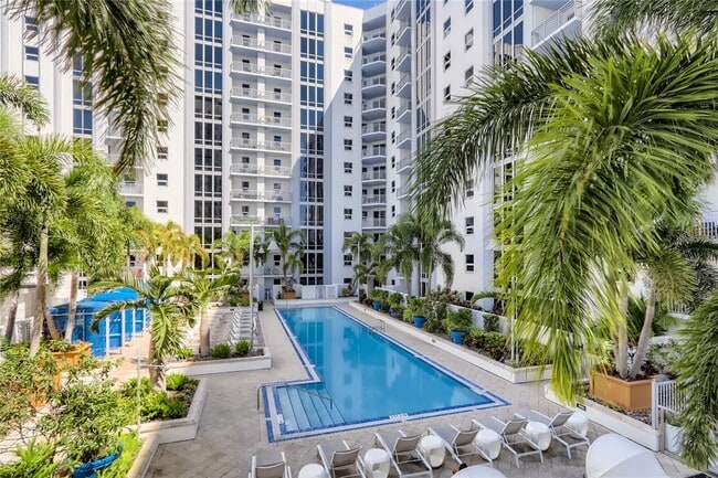 Building Photo - 413 E Pine St