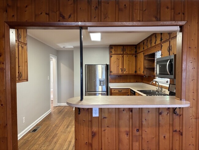 Building Photo - 104 Yancy Dr SE