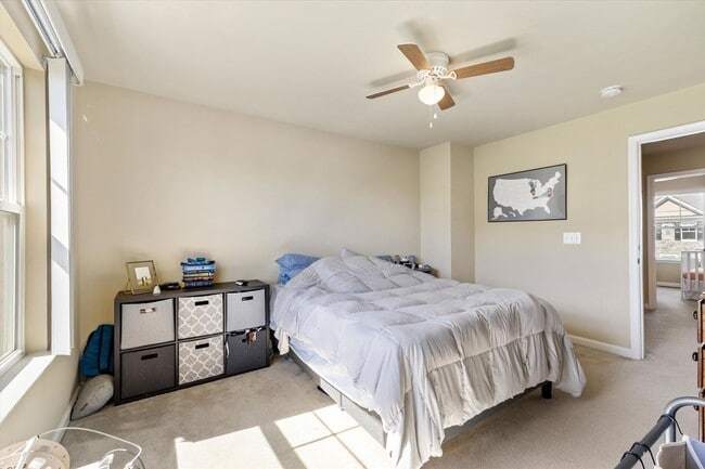 Building Photo - 3-Level Townhome in Woodstream!