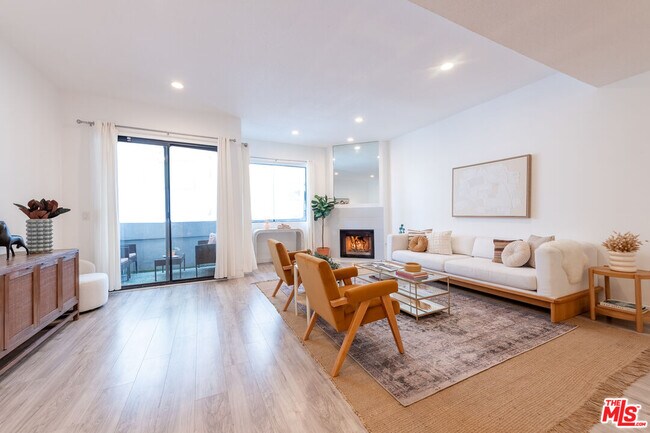 Building Photo - 839 Larrabee St