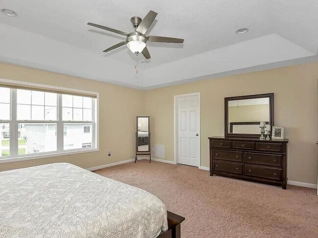 Building Photo - Beautiful 5bed home in apple valley! Dont miss this one!