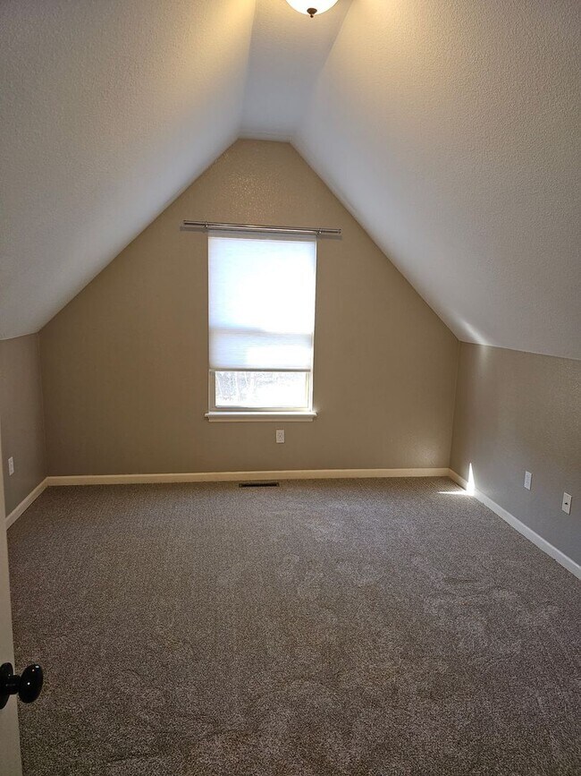 Building Photo - 3 Bedroom 2.5 Bathroom Home