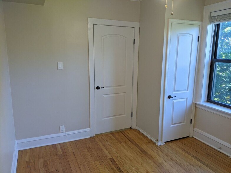 Building Photo - 716 Reba Pl