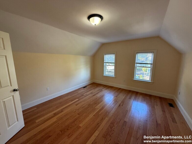 Building Photo - 74 Brooks St