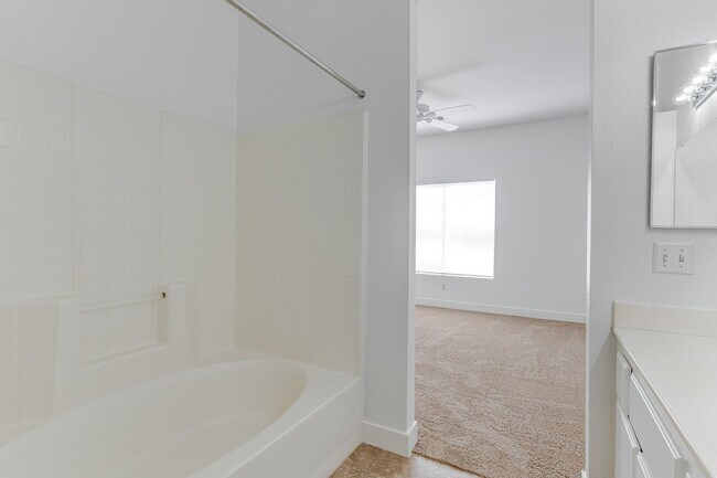 Building Photo - Exceptional 2 Bedroom in Desirable Location & Stunning Amenities