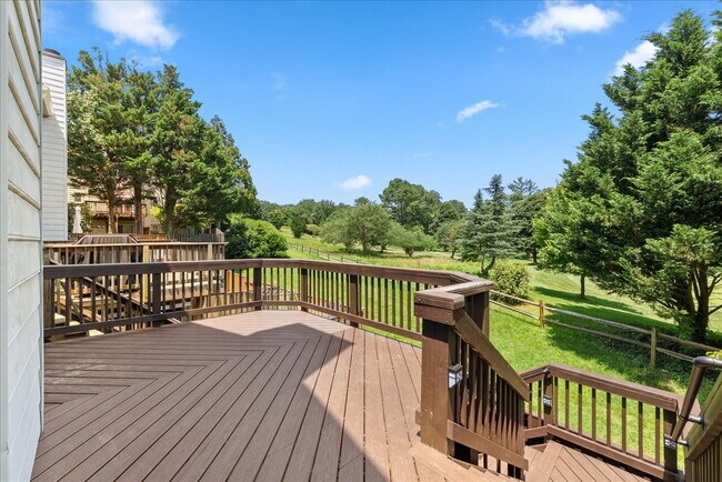 Building Photo - Stunning End-Unit Townhouse with Golf Cour...
