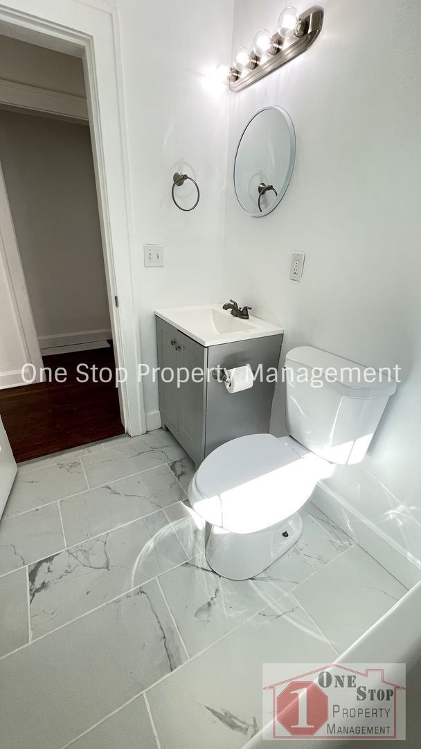 Building Photo - Charming 3 Bed, 1.5 Bath Home with Charact...