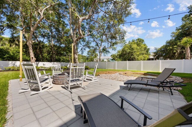 Building Photo - All Inclusive Seasonal Rental in the Beaut...