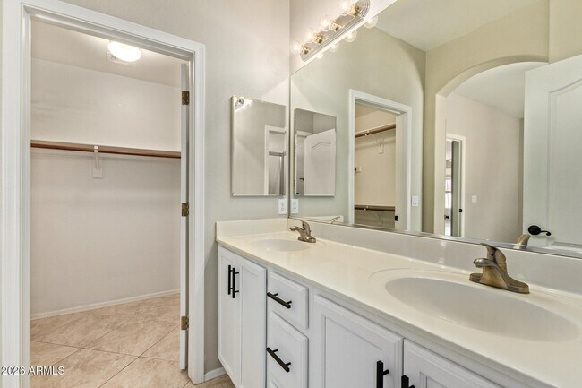 Building Photo - 2760 E Carla Vista Dr