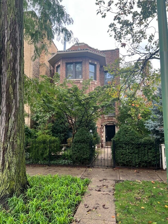 Building Photo - 4716 N Paulina St