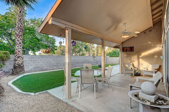 Building Photo - Henderson Single-Story Gem with Gas Firepl...
