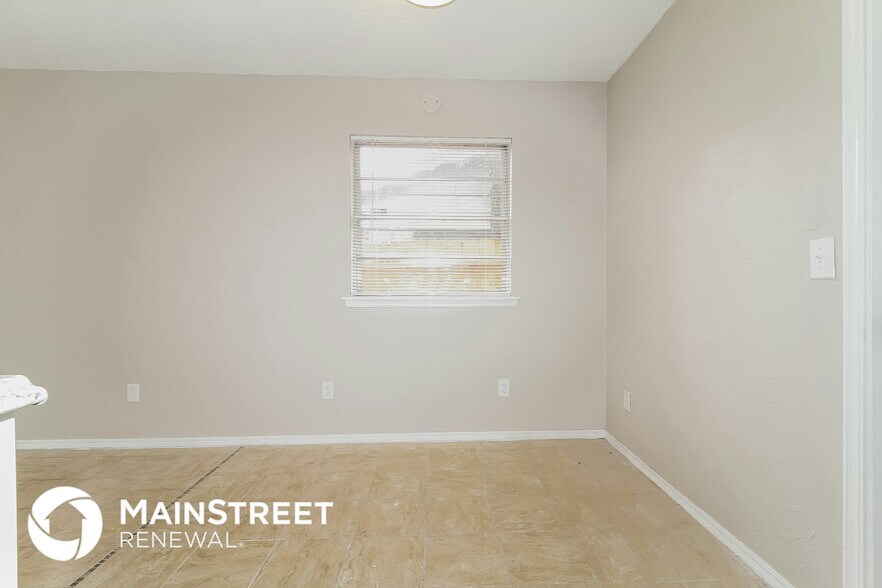 Building Photo - 813 Hampton Rd