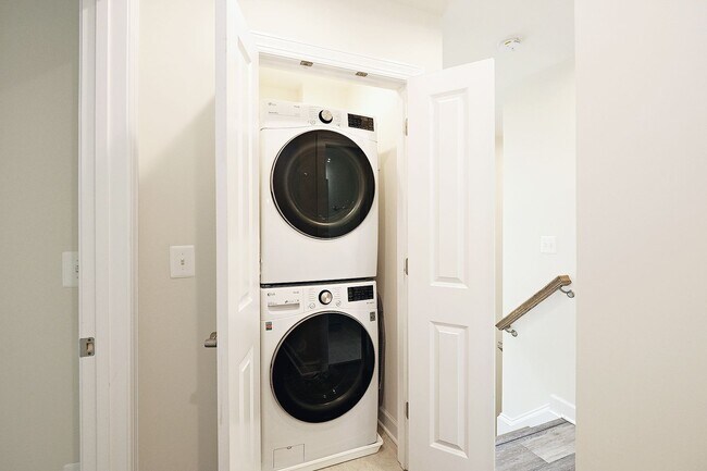 Building Photo - Pet-Friendly Fry's Spring Townhome Near 5th St Station