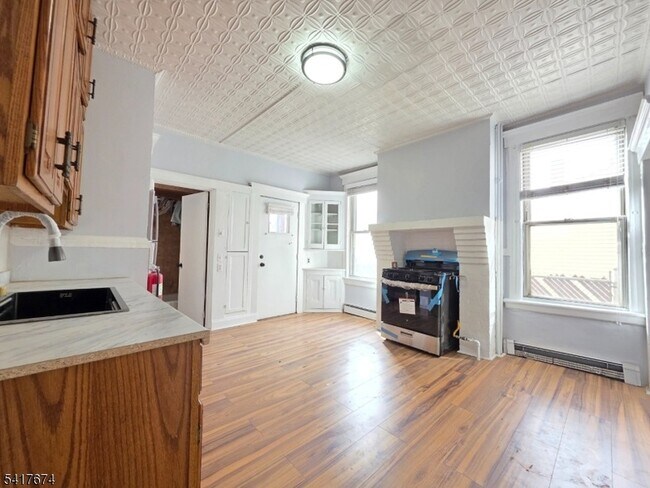 Building Photo - 8 Lincoln Ave