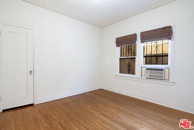 Building Photo - 126 N Sycamore Ave