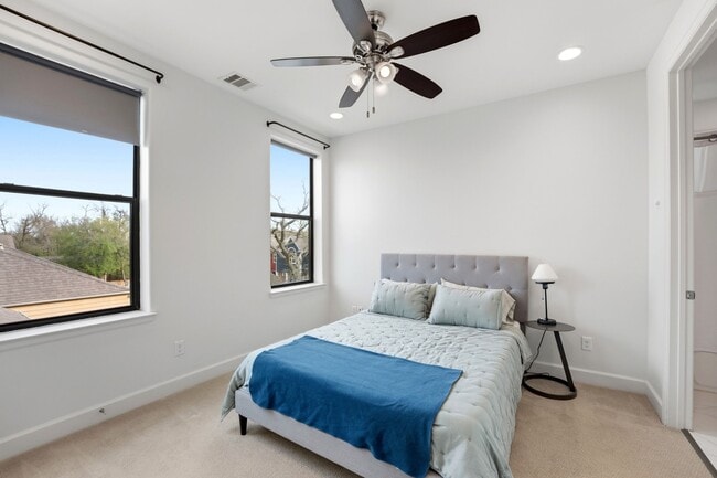 Building Photo - 904 W 18th St