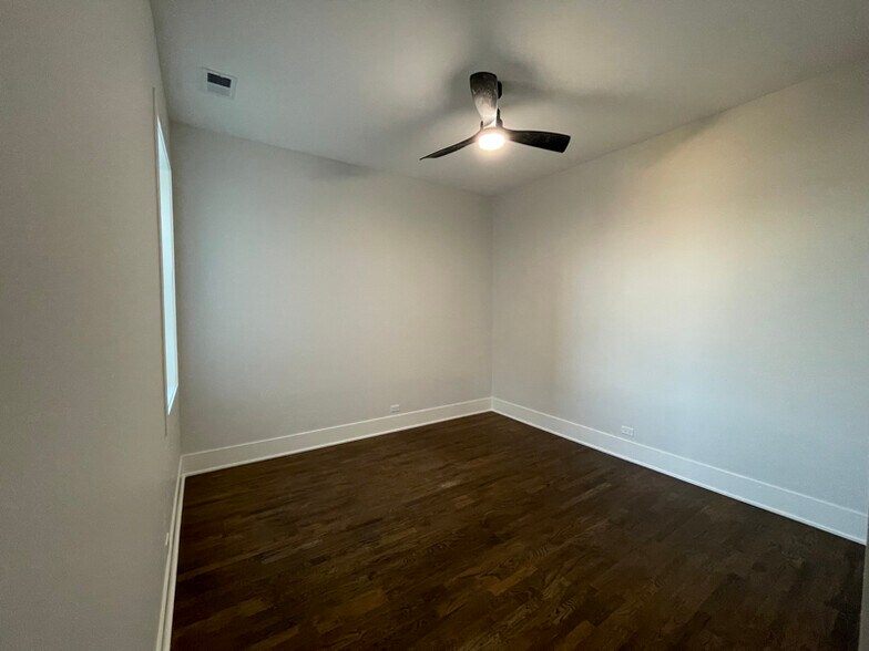 Building Photo - 1647 W Hubbard St