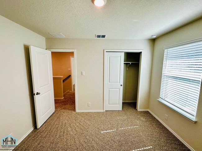 Building Photo - Spacious 4 Bed, 2.5 Bath Two-Story Home, 1...