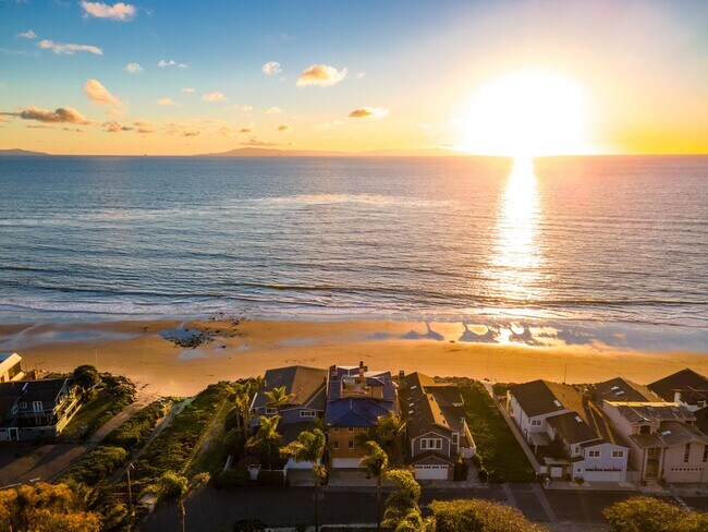 Building Photo - GORGEOUS CUSTOM BEACH HOME - Solimar Beach...