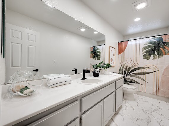 Middle bath - 591 Arlene Dr