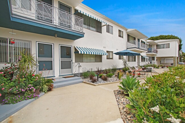 Building Photo - 1030 20th St in Santa Monica - North of Wi...