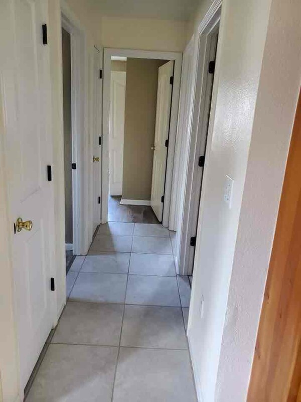 Building Photo - 24 Lakeview Dr