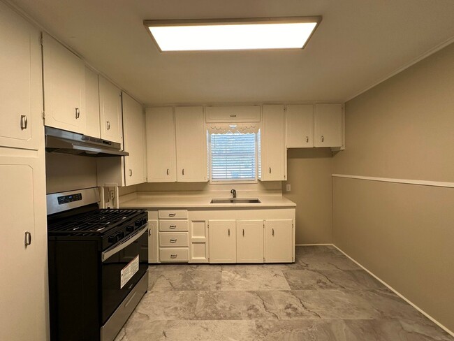 Building Photo - ALMOST READY! Delightful 2-bedroom, 1-bath...