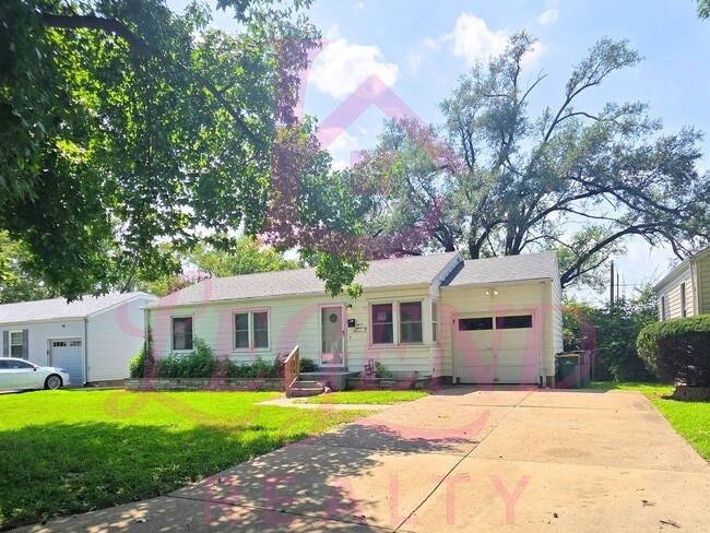 Building Photo - 3 Bedroom, 2 Bath Home with Bonus Room & Double Driveway