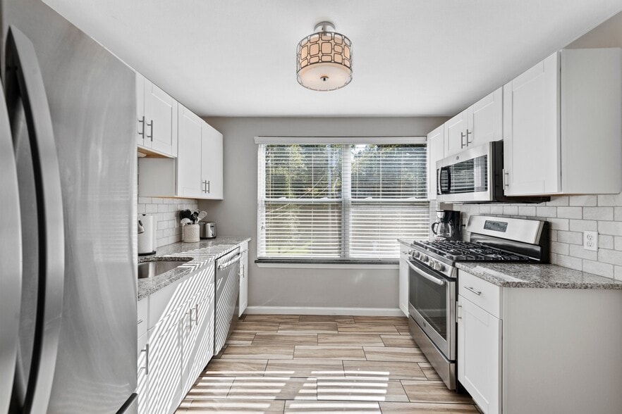 Building Photo - 10128 Manchester Rd