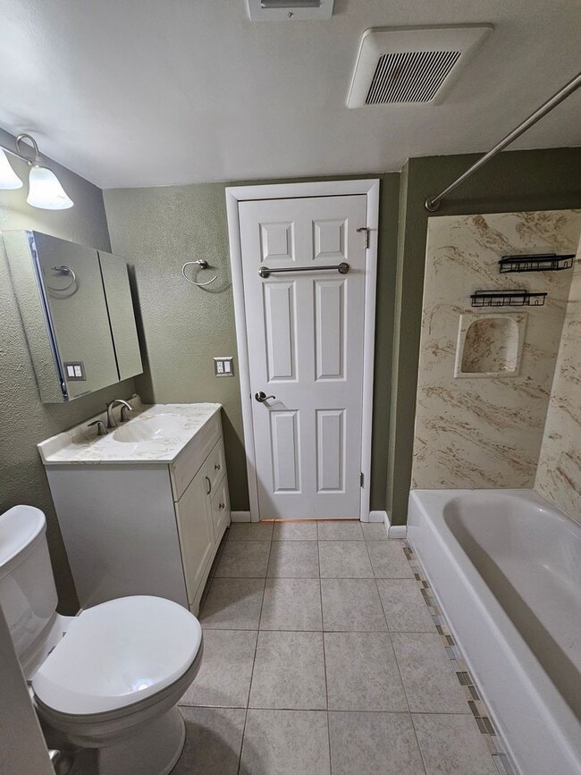 Building Photo - FOX HILL!!! Beautiful Two Bedroom Condo available now for immediate move in!!!