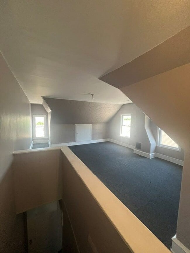 Building Photo - 4 Bedroom 1.5 Bath