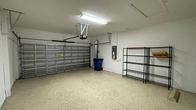 Building Photo - Unfurnished Annual Rental