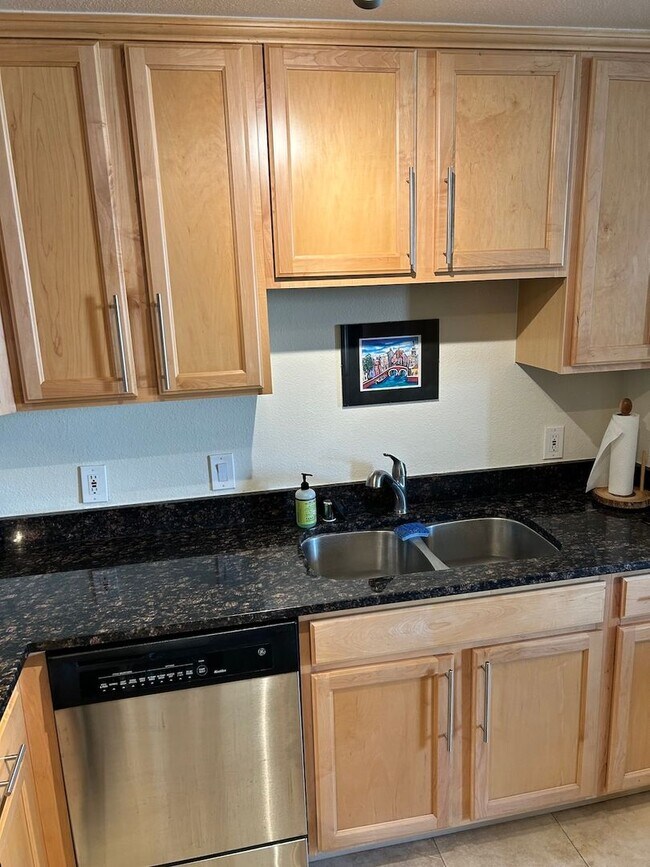 Building Photo - Bright & airy fully furnished condo at the...
