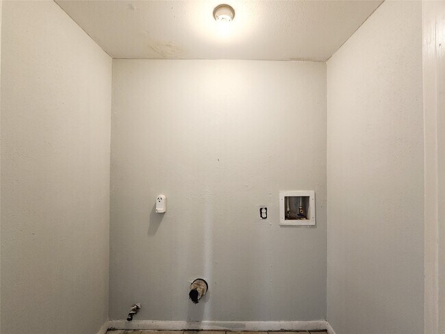 Building Photo - 8848 Kempwood Dr