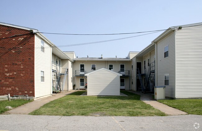 Building Photo - 724 River St