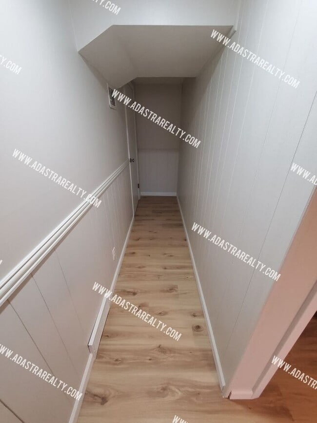 Building Photo - Absolutley Beautiful 4 Bedroom 2.5 Bath Ov...
