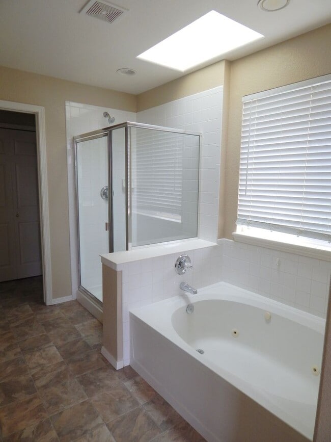 Building Photo - 203 Cleopatra St