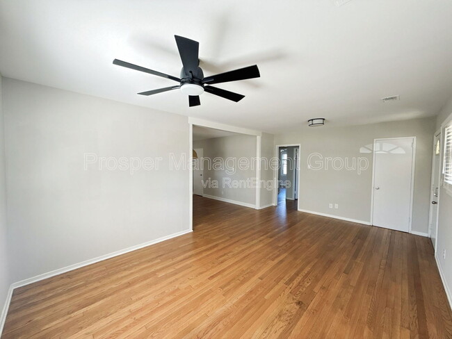 Building Photo - 1214 Hawthorne Cir