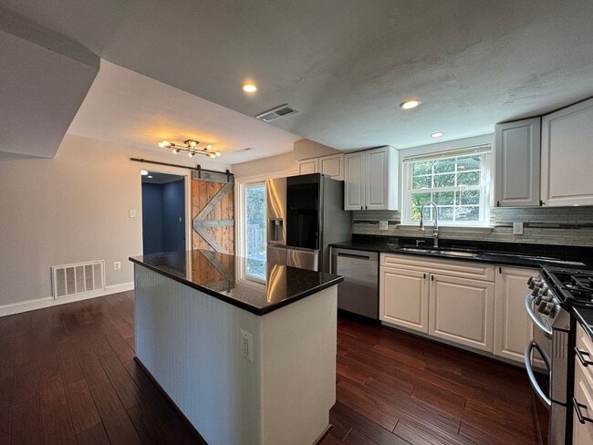 Building Photo - Stunning 4 Bed 2.5 Bath Single-Family Home...