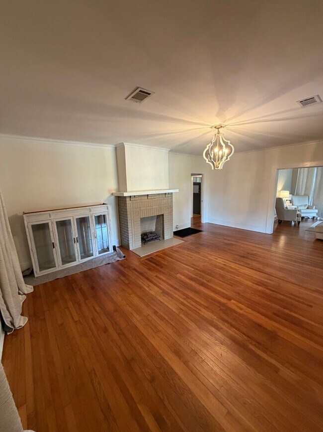 Building Photo - 3 bed 2 bath in Historic Downtown Troy