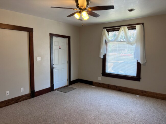 Building Photo - 208 E Front St