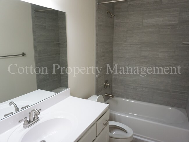 Building Photo - 2BR/1BA Beautiful Condo in Hampstead off S...