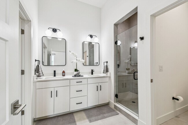 Building Photo - A charming coastal townhouse, just minutes from downtown St. Pete!