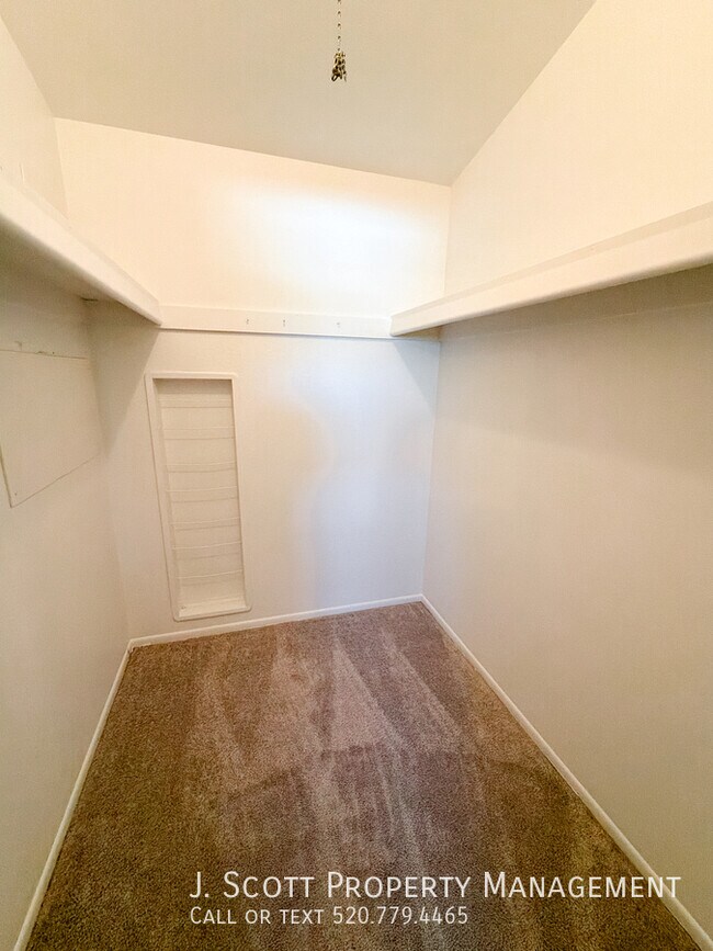 Building Photo - 3914 E Becker Ln