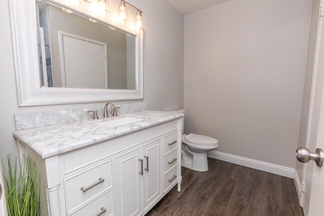 Building Photo - Lovely Home in The Lakes!