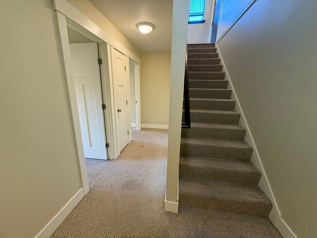 Building Photo - Application Pending - 2 Bedroom Townhouse For Rent In White Salmon