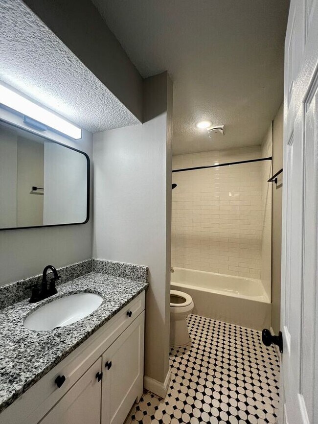 Building Photo - Spacious Off Campus 2bd/1ba Near University of Memphis!