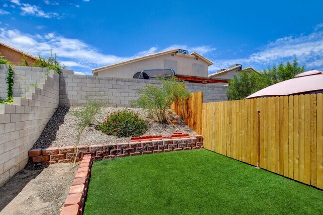 Building Photo - Recently Remodeled 3 Bedroom 2 Bathroom Town House